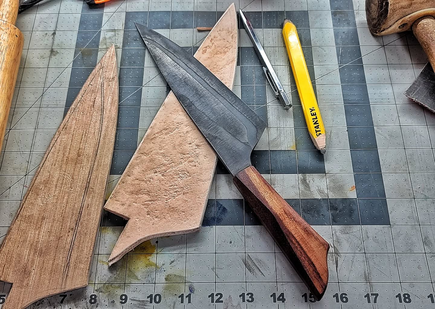 #Rustic
#W2 #honyaki #EDC #razor #carbonpans #petty #paring #utility #sujihiki #gyuto #kogyuto #gyutohiki #knife #hamon #knives #chefslife #chefsknife #chefsknives #chefknife #cheflife #kitchenlife #kitchenknife #kitchen #knifelife #truecooks #vaknifemaker #CJAEdgedArt #ScorpionForge